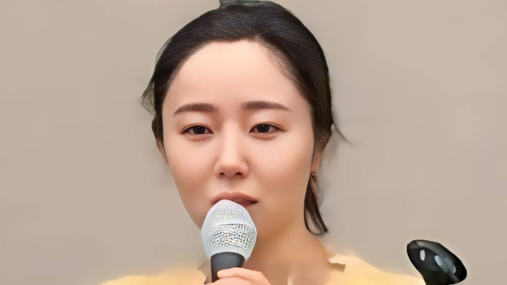 Min Hee Jin during resignation announcement