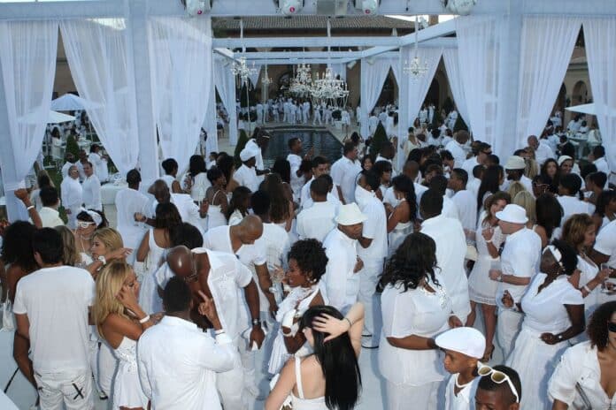 Crowd partying at Diddy's white party