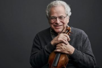 Itzhak Perlman sosteniendo su violín