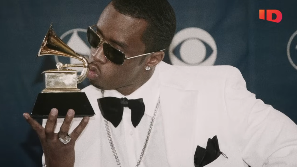 Diddy kisses Grammy Award