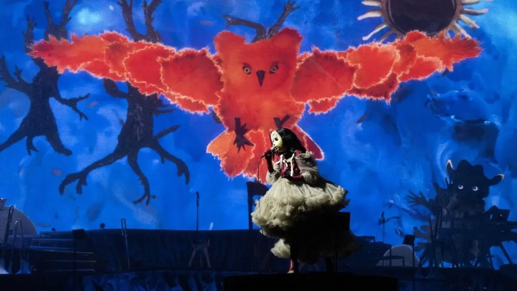 Bjork performs Cornucopia live on stage