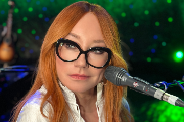 Tori Amos wearing glasses and white shirt