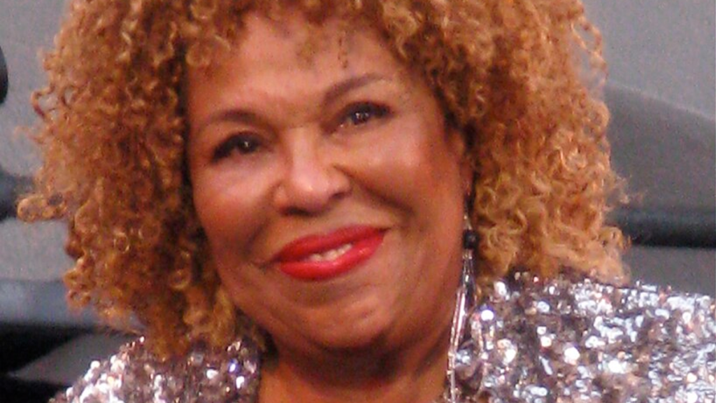 Roberta Flack singing with curly hair